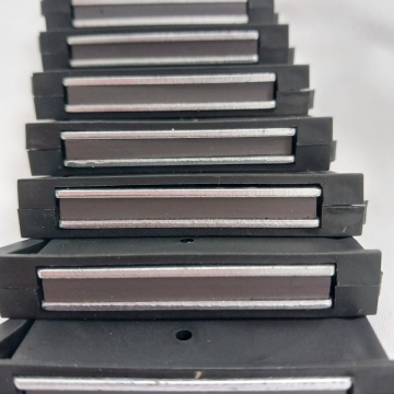 Chốt hít cửa tủ